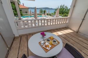 taca z jedzeniem na stole na balkonie w obiekcie Villa Ana Trogir w Trogirze