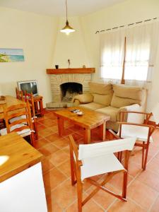 sala de estar con sofá y chimenea en La Quinta de María Luisa, en Zahora