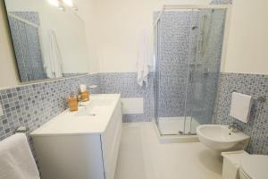 Salle de bains dans l'établissement Blue Sea Villas by Wonderful Italy