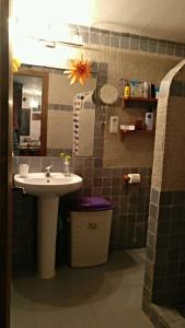 a bathroom with a sink and a mirror at LOS TASAJILLOS, Vivienda de uso Turístico in Candeleda