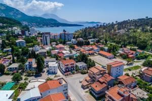 Luftblick auf eine Stadt mit See in der Unterkunft Villa Jadranka Sutomore in Sutomore