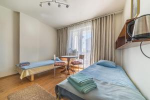 sypialnia z 2 łóżkami, stołem i krzesłami w obiekcie pokoje gościnne u Ewy w Jastarni