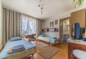 sypialnia z dwoma łóżkami i telewizorem w obiekcie pokoje gościnne u Ewy w Jastarni
