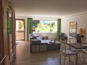 ein Wohnzimmer mit einem Sofa und einem Tisch in der Unterkunft Ferienwohnung An der Pferdsweide in Trier