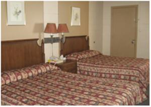 a hotel room with two beds in a room at Motel Du Parc Masson in Gatineau
