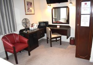 a room with a desk and a chair and a computer at Peartree Lodge Waterside in Milton Keynes