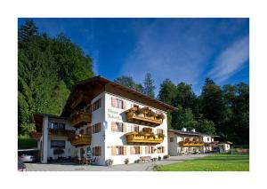 ein Gebäude mit Balkon auf der Seite in der Unterkunft Gästehaus Achental in Berchtesgaden