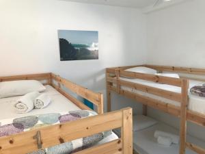Pokój z 2 łóżkami piętrowymi i obrazem w obiekcie Surfintrip Academy&Camp w Corralejo +25 zdjęć