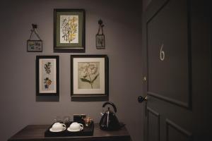 卡地夫的住宿－Pontcanna Inn，墙上一张桌子和图片的房间