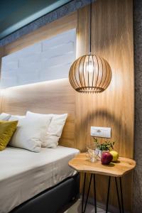 Postel nebo postele na pokoji v ubytování Sunshine Boutique Hotel