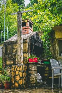 Anchi Guesthouse في دوبروفنيك: مدفأة حجرية مع طاولة وكرسي