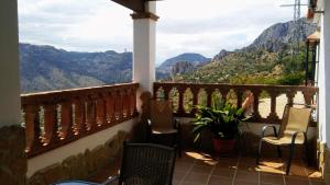 アロラにあるCasa Encina - Encinasola Turismo Rural.の山の景色を望むバルコニー(椅子付)