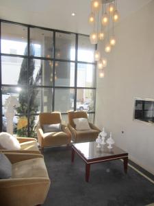 uma sala de estar com duas cadeiras e uma mesa de centro em La Pensione Hotel em San Diego