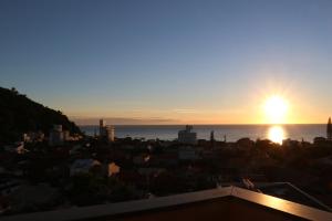 vistas a la puesta de sol sobre una ciudad en Curta Praia do Quilombo - Lunata, en Penha