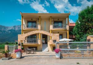 una casa con balcón y patio en Emotions, en Skala Potamias