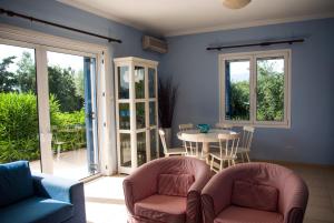 een woonkamer met 2 stoelen en een tafel bij Irimar retreat managed by Hilltop Residences in Mikra Mandinia