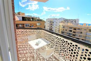 balkon ze stołem i krzesłami na budynku w obiekcie Euromar 2 w Marbelli