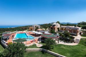 Bazén v ubytování Enastron Villas nebo v jeho okolí