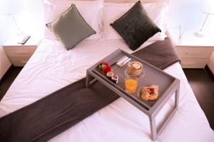 Een bed of bedden in een kamer bij H-Aviva Giubbonari Apartment