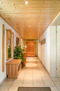 a hallway with a wooden ceiling at Ferienwohnung am Schneeberg in Titisee-Neustadt