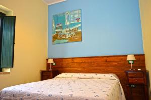een slaapkamer met een bed en een blauwe muur bij Agriturismo Frangivento in Casa Giosafat