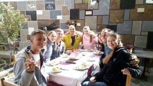 un grupo de personas sentadas en una mesa comiendo comida en Los Geranios, en Yanque