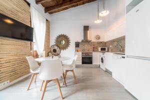 バレンシアにあるMy Loft 4 You Ruzafa Style IIIのキッチン(白いテーブル、白い椅子付)
