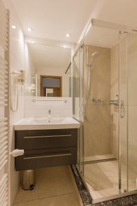 un baño con lavabo y ducha en Löwen Hotel & Restaurant, en Wendlingen am Neckar