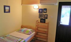 mała sypialnia z łóżkiem i oknem w obiekcie Apartments Rukavina w mieście Umag