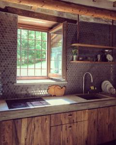 cocina con fregadero y ventana en Ca' Maranghi Holiday House, en Palazzuolo sul Senio