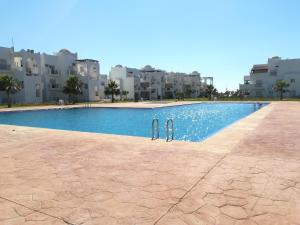 uma piscina em frente a alguns edifícios em Appart marina saidia ap8 em Saïdia