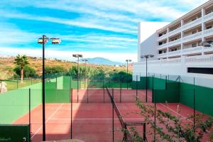 Tenis a/nebo squash v ubytování Apartamento con vistas al mar en Manilva Playa nebo okolí