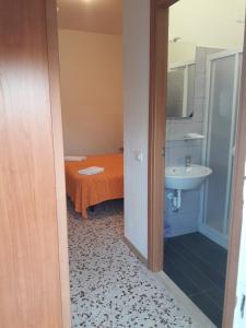 bagno con lavandino e letto di Hotel Holiday a Misano Adriatico