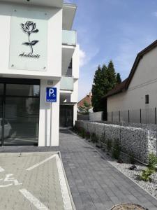 ein Parkschild vor einem Gebäude in der Unterkunft Ambiente in Dunajská Streda