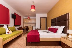 Habitación grande con cama y sofá en Emotions, en Skala Potamias