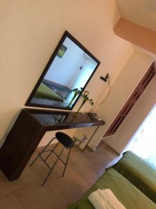 a glass desk with a chair in a room at Condo Mar Arena in Playa del Carmen