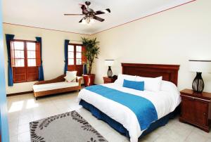 1 dormitorio con 1 cama grande y 1 sofá en Gran Casa Sayula Galeria & SPA en Sayula