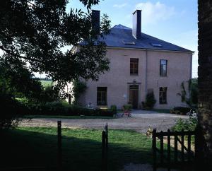 a large white house sitting on top of a yard at Gîte de Thirifays in Chiny