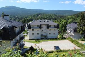 - une vue sur la maison depuis la colline dans l'établissement Apartament Aga, à Szklarska Poręba