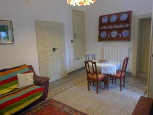 a living room with a table and chairs and a couch at Casa Millenovecento in Brindisi