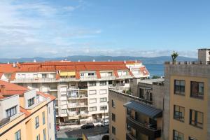 una vista aérea de los edificios de una ciudad en H&V Codesal, en Sanxenxo