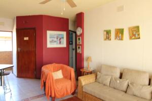 a living room with a couch and a table at Seeskulp 10 in Margate