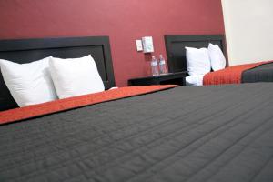 Cette chambre d'hôtel comprend 2 lits avec des oreillers blancs. dans l'établissement Hotel Maya Becan, à Campeche