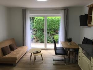 - un salon avec un canapé et une fenêtre dans l'établissement Ferienwohnung Imbach, à Kaprun
