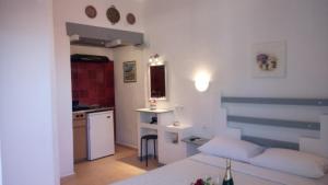 a small apartment with a bed and a kitchen at Skyros Koxilas Studios in Skiros