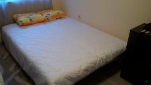Een bed of bedden in een kamer bij 62A Doctor Luben Lazarov Street