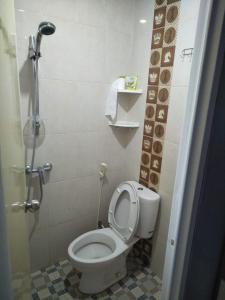 La salle de bains est pourvue de toilettes avec un couvercle. dans l'établissement Titan's Greenhouse, à Banyuwangi