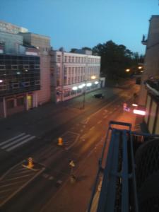 widok na ulicę miejską w nocy w obiekcie Apartament Mieszko Kołobrzeg w Kołobrzegu