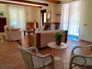 a living room with a couch and a table and chairs at Somnium La Dimora Del Relax in Albanella