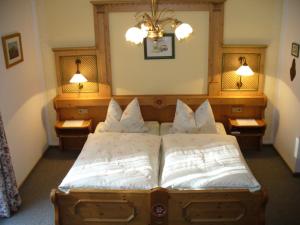 Postel nebo postele na pokoji v ubytování Pension Waldklause, Doppelzimmer mit Balkon, Dusche, WC